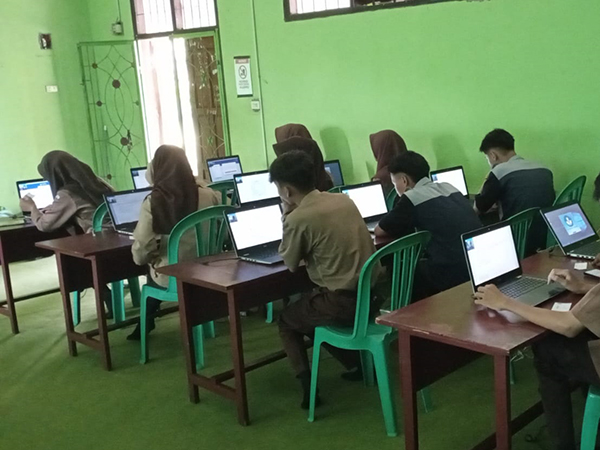 Siswa Kelas XII SMKN 1 Tulang Bawang Tengah Melaksanakan Simulasi TKA Tahun 2025